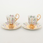 PORCELANA, par (2) xícaras de café com ornamentação floral policromada pintadas a mão pelo atelier IOLANDA, década de 70, generosos arremates a ouro, manufatura STEATITA (Campo Largo, PR, funcionou de 1954 a 1994), ideais para coleção de cristaleira, vide foto.