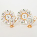 PORCELANA, par (2) xícaras de café com ornamentação floral policromada pintadas a mão pelo atelier IOLANDA, década de 70, generosos arremates a ouro, manufatura STEATITA (Campo Largo, PR, funcionou de 1954 a 1994), ideais para coleção de cristaleira, vide foto.