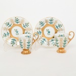 PORCELANA, par (2) xícaras de café com ornamentação floral policromada pintadas a mão pelo atelier IOLANDA, década de 70, generosos arremates a ouro, manufatura STEATITA (Campo Largo, PR, funcionou de 1954 a 1994), ideais para coleção de cristaleira, vide foto.