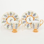 PORCELANA, par (2) xícaras de café com ornamentação floral policromada pintadas a mão pelo atelier IOLANDA, década de 70, generosos arremates a ouro, manufatura STEATITA (Campo Largo, PR, funcionou de 1954 a 1994), ideais para coleção de cristaleira, vide foto.
