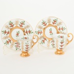 PORCELANA, par (2) xícaras de café com ornamentação floral policromada pintadas a mão pelo atelier IOLANDA, década de 70, generosos arremates a ouro, manufatura STEATITA (Campo Largo, PR, funcionou de 1954 a 1994), ideais para coleção de cristaleira, vide foto.