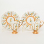 PORCELANA, par (2) xícaras de café com ornamentação floral policromada pintadas a mão pelo atelier IOLANDA, década de 70, generosos arremates a ouro, manufatura STEATITA (Campo Largo, PR, funcionou de 1954 a 1994), ideais para coleção de cristaleira, vide foto.