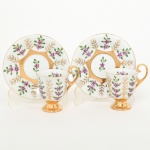 PORCELANA, par (2) xícaras de café com ornamentação floral policromada pintadas a mão pelo atelier IOLANDA, década de 70, generosos arremates a ouro, manufatura STEATITA (Campo Largo, PR, funcionou de 1954 a 1994), ideais para coleção de cristaleira, vide foto.