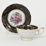 PORCELANA JAPONESA, uma (1) xícara de chá, ornamentação floral policromada, faixa na tonalidade preta, arremates a ouro, marca SHAFFORD  JAPAN, ideal para coleção de cristaleira, vide foto.