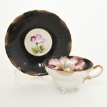 PORCELANA JAPONESA, uma (1) xícara de chá, ornamentação floral policromada, fundo preto, nacarado, arremates a ouro, marca ROYAL SEALY CHINA  JAPAN, ideal para coleção de cristaleira, vide foto.