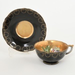 PORCELANA JAPONESA, uma (1) xícara de chá, ornada com frutas, policromada, faixa na tonalidade preta, generosos arremates a ouro, marca ROYAL SEALY CHINA  JAPAN, ideal para coleção de cristaleira, vide foto.