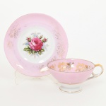 ) PORCELANA JAPONESA, uma (1) xícara de chá, ornamentação floral policromada, faixa na tonalidade rosa, arremates a ouro (falhas na douração), marca ROYAL SEALY CHINA  JAPAN, ideal para coleção de cristaleira, vide foto.