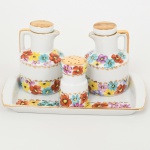 PORCELANA, conjunto galheteiro com quatro (4) itens: 1 bandeja; 2 galhetas e 1 polvilhador, pintados a mão com flores em policromia, arremates a ouro, Atelier ÂNGELA 1975, marca S-BRASIL, usada nas décadas de 70/80 pela manufatura SCHMIDT (Pomerode, SC; Mauá, SP; Campo Largo, PR, fundada em 1945, ainda em atividade, maior fábrica de porcelana da América Latina), medindo a maior peça 21 x 12 cm, sinais de uso, vide foto.