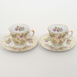 PORCELANA, par (2) xícaras de café, ornamentação floral policromada, arremates a ouro, fundo nacarado, manufatura SCHMIDT (Pomerode, SC; Mauá, SP; Campo Largo, PR, fundada em 1945, ainda em atividade, maior fábrica de porcelana da América Latina), ideais para coleção de cristaleira, vide foto.