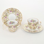 PORCELANA, par (2) xícaras de café, ornamentação floral policromada, arremates a ouro, fundo nacarado, manufatura SCHMIDT (Pomerode, SC; Mauá, SP; Campo Largo, PR, fundada em 1945, ainda em atividade, maior fábrica de porcelana da América Latina), ideais para coleção de cristaleira, vide foto.