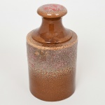 LOUÇA, um (1) pote com tampa, formato de peso para balança, sem marca de manufatura aparente, medindo 24 cm altura, esmaltação vítrea, tonalidade marrom com texturização branca e vermelha, vide foto.
