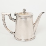 METAL PRATEADO, um (1) bule para café, ornamentação no padrão Império Napoleônico com frisos intercalados por X, manufatura FRACALANZA (tradição desde 1884), medindo 15,5 cm altura, sinais de uso, vide foto.