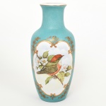 PORCELANA, um (1) vaso no formato de balaustre, pintado a mão em policromia, representando pássaro, arremates a ouro, Atelier GILDA SILVA 1989, medindo 23 cm altura, vide foto.