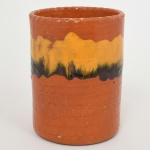 CERÂMICA, um (1) vaso cilíndrico, esmaltação vítrea nas tonalidades amarela e marrom, selo da Artesanato Campo Largo  PR, medindo 15,5 cm altura e 11 cm diâmetro, vide foto.