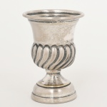 METAL PRATEADO, um (1) pequeno vaso de pé baixo, bojo ornado em caneluras espiraladas, marca MAJEDI, medindo 10 cm altura, sinais de uso, vide foto.