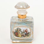 PORCELANA, um (1) frasco de perfume, ornado com cena do gênero em policromia, arremates a ouro, faixa azul, perolizado, sem marca de manufatura aparente, medindo 14 cm altura, vide foto.