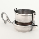 METAL PRATEADO, um (1) suporte individual para infusão de chá, manufatura EBERLE (Abramo Eberle 1880, Monte Magrè 1945, Caxias do Sul, veio com uma das primeiras levas de imigrantes italianos para o Brasil em 1884 junto com seus pais Giuzeppe Eberle e Luigia Zanrosso, seu pai abriu uma pequena funilaria mas como tinha que trabalhar na lavoura quem cuidava era a mãe e o pequeno Abramo ajudava na funilaria; em 1896 quando o pai resolveu vender a funilaria para concentrar os esforços da família na lavoura Abramo, com 16 anos de idade, se propôs a comprá-la do pai, em 1918 já com o nome Abramo Eberle & Cia iniciou a fabricação de talheres e utensílios de mesa, morreu em 1945 com 65 anos de idade e os filhos deram continuidade aos negócios até 1984 quando venderam para o Grupo Zivi), medindo 12 cm comprimento, sinais de uso, vide foto.