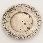 PRATA PORTUGUESA, um (1) porta aliança com ornamentação relevada em guirlanda floral, punções: águia e da marca de ourives não identificado, medindo 7 cm diâmetro, peso aproximado 8 gr., sinais de uso, vide foto.