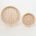 CERÂMICA, dois (2) cinzeiros de tamanhos distintos, ornamentação relevada em elementos vegetalistas, esmaltação vítrea, maior peça marcada na base BY ELGA, medindo 13 cm e 19 cm diâmetro, sinais de uso, vide foto