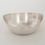 METAL PRATEADO, uma (1) fruteira lisa, manufatura WOLFF (tradição desde 1894), medindo aproximadamente 20 cm diâmetro e 8 cm altura na parte mais alta, sinais de uso, vide foto.