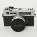 FOTOGRAFIA, uma (1) antiga câmera fotográfica, marca YASHICA, modelo ELECTRO 35, Japan, numerada 21052229, usada, não testada e sem garantia, vide foto.