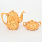 FAIANÇA, dois (2) itens: 1 bule para café e 1 açucareiro, ornamentação floral, pintada a mão em policromia, predominância da tonalidade amarela, sem marca de manufatura aparente, medindo a maior peça 16,5 cm altura, vide foto.