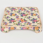 FAIANÇA, uma (1) antiga trempe para panela, quadrangular, ornamentação floral policromada, traz o craquejado característico do envelhecimento de toda a faiança, tradicional marca da LOCOMOTIVA (adotada pela fábrica a partir de 1937), manufatura CERÂMICA MAUÁ (Mauá, SP, 1916 a 1965), medindo 16 x 16 cm, sinais de uso, vide foto.