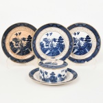 FAIANÇA JAPONESA, um (1) manteigueira com tampa quebrada e colada e presentoir acoplado, ornamentação WILLON (Segundo a lenda chinesa: Um certo Mandarim tinha uma leal e devotada filha, possuidora de rara beleza. Certo dia, em que descobre que ela estava apaixonada por um carteiro que lhe fazia a corte, e que era por ela correspondida, expulsa a filha de casa e roga-lhe uma praga: que ao ser trocado o primeiro beijo pelo casal, eles se transformariam em dois pombos), também conhecida como pombinhos, tonalidade azul sobre fundo branco, arremates a ouro, possui manchas e o craquejado característico do envelhecimento de toda a faiança, marca N. K. T. - Imperial Ironstoneware, Made in Japan, medindo 14 cm diâmetro, acompanham 3 pires descasados sem as xícaras, sendo dois deles com bicados e trincas, sinais de uso, vide foto.