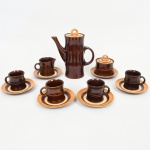 FAIANÇA, parte de conjunto para café com sete (7) itens: 1 bule; 1 açucareiro; 1 cremeira e 4 xícaras com seis pires, modelados no formato de gomos de bambu, pintados a mão em tons de caramelo e chocolate, sem marca de manufatura aparente, medindo a maior peça 21 cm altura, sinais de uso, vide foto.