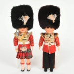 BRINQUEDOS, casal (2) bonecos com uniforme da guarda real inglesa, confeccionados em materiais diversos, olhos com movimento pendular, souvenires londrinos, medindo em média 19 cm altura, vide foto.