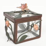 DIVERSOS, uma (1) caixa confeccionada com placas em vidro, monture em chapa de ferro recortada, vergada, soldada e patinada, representando elementos vegetalistas, medindo 13 x 11 x 11 cm, mais as flores, sinais de uso, vide foto.