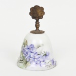 PORCELANA, uma (1) sineta de mão, ornamentação floral pintada a mão em policromia, Atelier IOLANDA, pega e badalo em metal dourado, medindo 14 cm altura, sinais de uso, vide foto