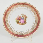 PORCELANA, um (1) prato decorativo, ornamentação policromada representando cena de galanteio, baseada na obra de FRAGONARD (Jean Honoré Fragonard, Grasse 1732 Paris 1806, pintor, desenhista e gravurista francês, estilo Rococó, conhecido pela exuberância e hedonismo de sua obra, pinturas do gênero com atmosfera de intimidade e erotismo), faixa na tonalidade magenta, generosos arremates a ouro, marca REAL (Mauá, SP, 1943 a 1994), medindo 18,5 cm diâmetro, vide foto.