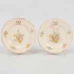 FAIANÇA INGLESA, par (2) pratos para sobremesa, ornamentação floral policromada, arremates com frisos a ouro já com sinais de gasto, marca ALFRED MEAKIN (fundada em 1875 na região de Tunstall na Inglaterra, de 1897 a 1913 Alfred Meakin Ltd, de 1913 a 1976 Alfred Meakin (Tunstall) Ltd, de 1976 a 1991 Myott Meakin, em 1991 foi vendida para um grupo ligado a uma igreja), modelo MARGOLD, possuem trincadinhos e o craquejado característico do envelhecimento de toda a faiança, medindo 16,5 cm diâmetro, sinais de uso, vide foto.