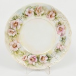 PORCELANA, um (1) medalhão com ornamentação floral policromada pintada a mão, assinada IOLANDA 1980, marca PORCELANARTE (empresa de decoração em porcelana de outras fábricas, funcionou nas décadas de 60/70 em Campo Largo, PR), medindo 27 cm diâmetro, vide foto.
