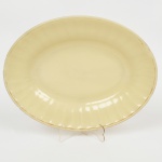 VIDRO, uma (1) travessa oval, tonalidade dita café com leite, borda canelada (bicado na borda), marca COLOREX, medindo 30,5 x 23,5 cm, sinais de uso, vide foto.