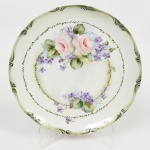 PORCELANA, um (1) medalhão com ornamentação floral policromada pintada a mão, assinada IOLANDA, marca STEATITA (Campo Largo, PR, funcionou de 1954 a 1994), medindo 27 cm diâmetro, vide foto.