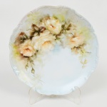 PORCELANA, um (1) medalhão com ornamentação floral policromada pintada a mão, assinada IOLANDA, marca STEATITA (Campo Largo, PR, funcionou de 1954 a 1994), medindo 27 cm diâmetro, vide foto.