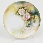 PORCELANA, um (1) medalhão com ornamentação floral policromada pintada a mão, assinada IOLANDA 1980, marca STEATITA (Campo Largo, PR, funcionou de 1954 a 1994), medindo 27 cm diâmetro, vide foto.