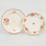 FAIANÇA, dois (2) pratos distintos com ornamentação floral policromada: 1 menor com arremates a ouro, marca IRFM (Industrias Reunidas Francisco Matarazzo, São Paulo, 1927 a 1995; em 1935 abre uma nova fabrica em São caetano do Sul, SP; a partir de 1960 passou a produzir somente azulejos; em 1995 encerrou as atividades), bicado na borda, medindo 22,5 cm diâmetro; 1 da marca SARREGUEMINES (Fundada em 1790 por Nicolas-Henri Jacobi; em 1800, Paul Utzschneider assumiu a fábrica e começou sua expansão; em 1836 seu filho Alexandre Geiser assume a gestão; em 1871 Paul Geiser filho de Alexandre Geiser assume a gestão e veio a falecer em 1913 e a empresa Porzellanfabrik Utzschneider & Cie se dividiu em 2 (dois) empreendimentos: um em Sarreguemines e o outro em Digoin e Vitry-Le-Francois; em 1919 foram unidas novamente sob o nome Sarreguemines-Digoin-Vitry-Le-Francois e administradas pela família Cazal; entre 1942 e 1945 em virtude da Segunda Grande Guerra a gestão foi feita pela Villeroy & Boch; em 1978 foi comprada pela Lunéville-Badonviller-Saint-Clement; em 1979 a produção de louças foi interrompida e retomada em 2002; em 2007 foi liquidada por Ordem Judicial), modelo STRASBOURG, medindo 25 cm diâmetro, bicado na borda, vide foto.
