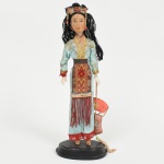 BRINQUEDO, uma (1) boneca representando mulher oriental, confeccionada em materiais variados, tecido, polímero, metal, etc., medindo 28 cm altura, vide foto.