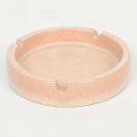 CERÂMICA, um (1) cinzeiro liso, esmaltação vítrea, marcado na base BY ELGA, medindo 12,5 cm diâmetro, sinais de uso, vide foto.