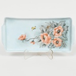 PORCELANA, uma (1) pequena bandeja retangular, ornamentação floral e borboleta, policromada, pintada a mão, marca STEATITA (Campo Largo, PR, funcionou de 1954 a 1994), medindo 25 x 12 cm, vide foto.