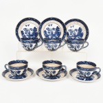 FAIANÇA JAPONESA, seis (6) xícaras para chá, ornamentação WILLON (Segundo a lenda chinesa: Um certo Mandarim tinha uma leal e devotada filha, possuidora de rara beleza. Certo dia, em que descobre que ela estava apaixonada por um carteiro que lhe fazia a corte, e que era por ela correspondida, expulsa a filha de casa e roga-lhe uma praga: que ao ser trocado o primeiro beijo pelo casal, eles se transformariam em dois pombos), também conhecida como pombinhos, tonalidade azul sobre fundo branco, arremates a ouro, possui manchas e o craquejado característico do envelhecimento de toda a faiança, marca N. K. T. - Imperial Ironstoneware, Made in Japan, sinais de uso, vide foto.
