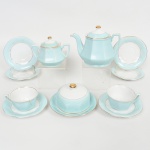 PORCELANA, parte de aparelho de chá com cinco (5) itens, padrão Art Deco, modelagem octogonal: 1 bule; 1 açucareiro; 1 manteigueira com tampa; 2 xícaras, acompanham quatro pires sobressalente, marca MAUÁ (Mauá, SP, 1937 a 1968), ambas as xícaras com bicados na borda, medindo a maior peça 14 cm altura, vide foto.