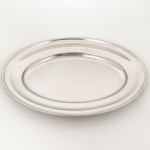 AÇO INOX, uma (1) travessa oval, manufatura FRACALANZA (tradição desde 1884), medindo 47 x 33,5 cm, sinais de uso, vide foto.
