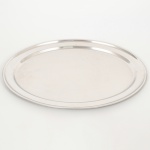 AÇO INOX, uma (1) travessa oval, manufatura FRACALANZA (tradição desde 1884), medindo 56 x 40,5 cm, sinais de uso, vide foto.
