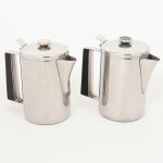 AÇO INOX, dois (2) bules para leite e café, cilíndricos, marca WOLFF (tradição desde 1894), medindo 14,5 cm altura, sinais de uso, vide foto.