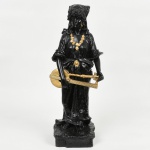TERRACOTA, um (1) antigo Black Amour (originária da arte decorativa europeia, mormente do período Rococó, sendo mais comum em Veneza; populares entre os séculos XVII a XIX, retratam figuras negras, frequentemente com trajes nobres ou exóticos; representação muita das vezes criticada por perpetuar estereótipos raciais e de gênero, refletindo visões eurocêntricas e a erotização do corpo negro), representando mulher com instrumento musical, repintada, medindo 70 cm altura (vestígios de cola no instrumento), vide foto.