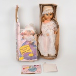 BRINQUEDO, uma (1) antiga boneca SUSANNA, dispositivo musical não testado, olhos em vidro com movimento pendular, confeccionada em polímero e outros materiais, vestes em tecido e renda, acondicionada na caixa original (caixa no estado), medindo 45 cm altura, sinais de uso, vide foto